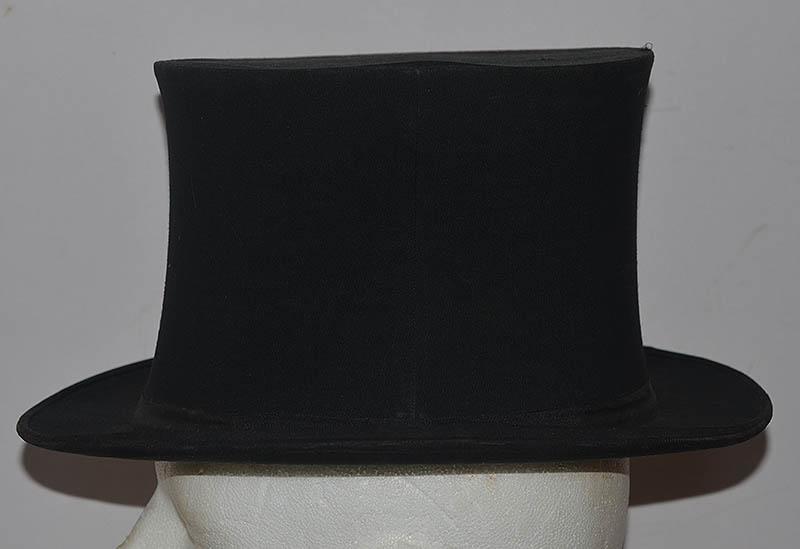 VICTORIAN ENGLISH COLLAPSIBLE TOP HAT.