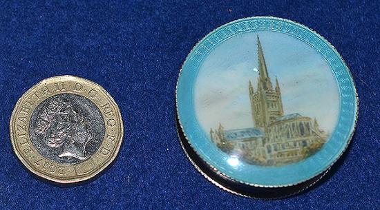 EDWARDIAN SILVER AND ENAMEL PILL BOX DECORATED WITH A PICTURE OF NORWICH CATHEDRAL.
